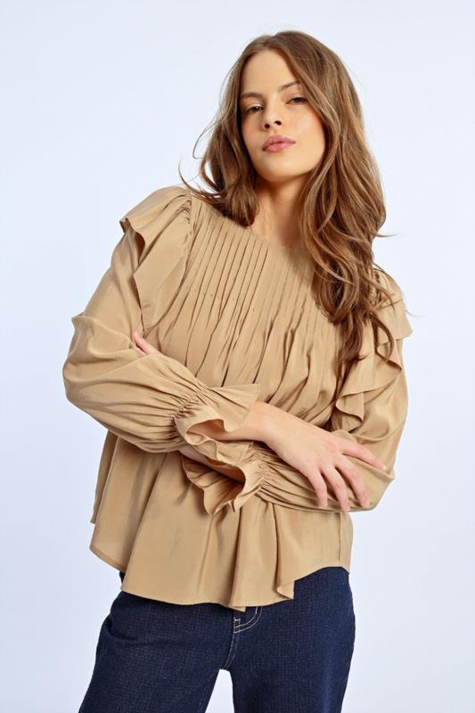 BLUSA CON PLIEGUES Y VOLANTES CAMEL