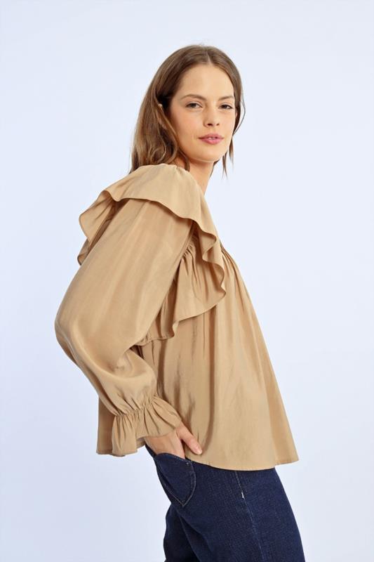 BLUSA CON PLIEGUES Y VOLANTES CAMEL